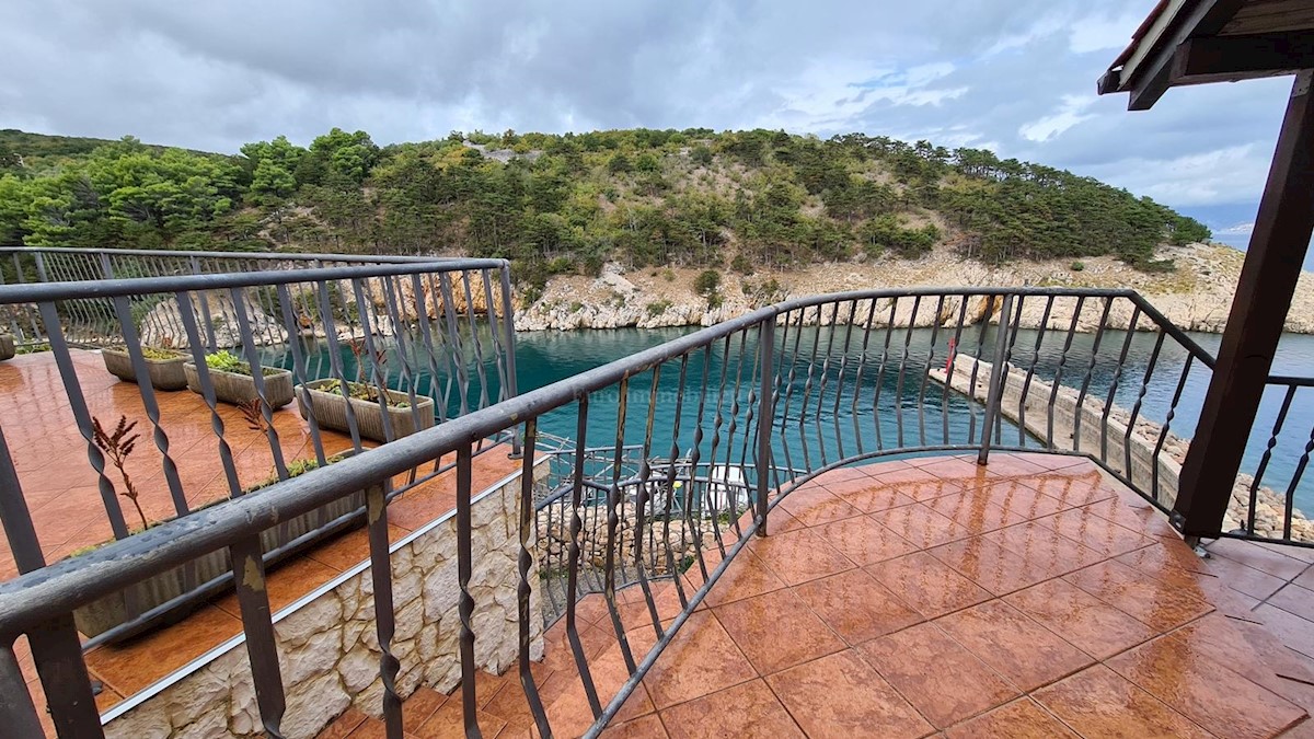 Villa in pietra su scogliera sopra il mare, Vrbnik, isola di Krk