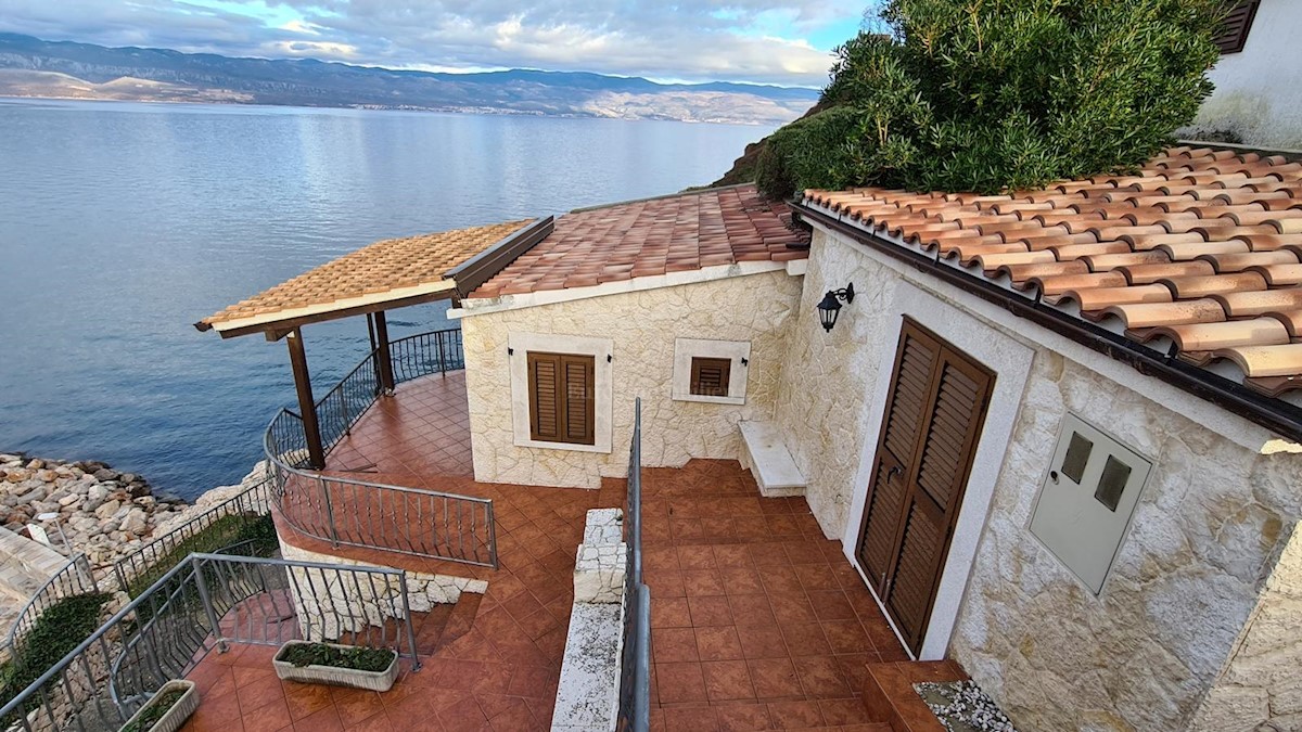 Villa in pietra su scogliera sopra il mare, Vrbnik, isola di Krk