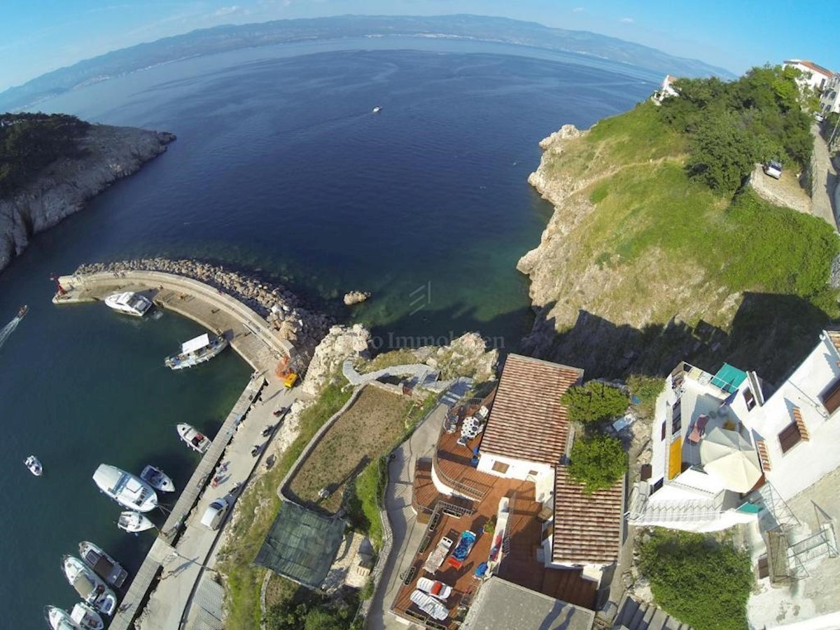 Villa in pietra su scogliera sopra il mare, Vrbnik, isola di Krk