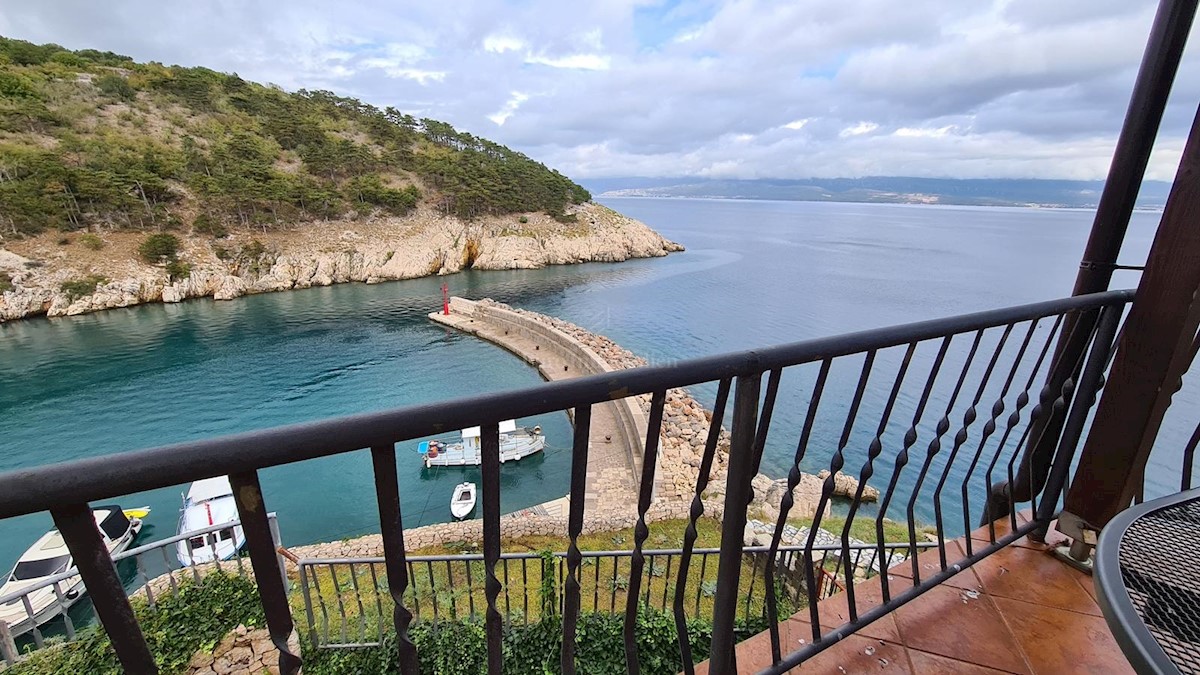 Villa in pietra su scogliera sopra il mare, Vrbnik, isola di Krk