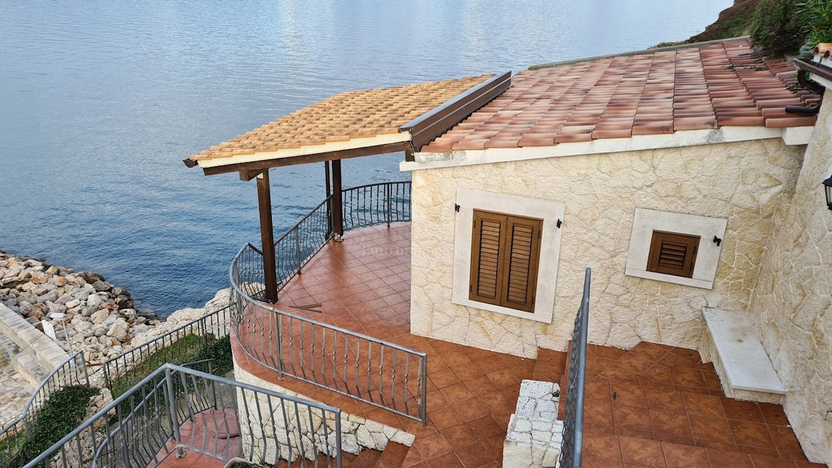 Villa in pietra su scogliera sopra il mare, Vrbnik, isola di Krk