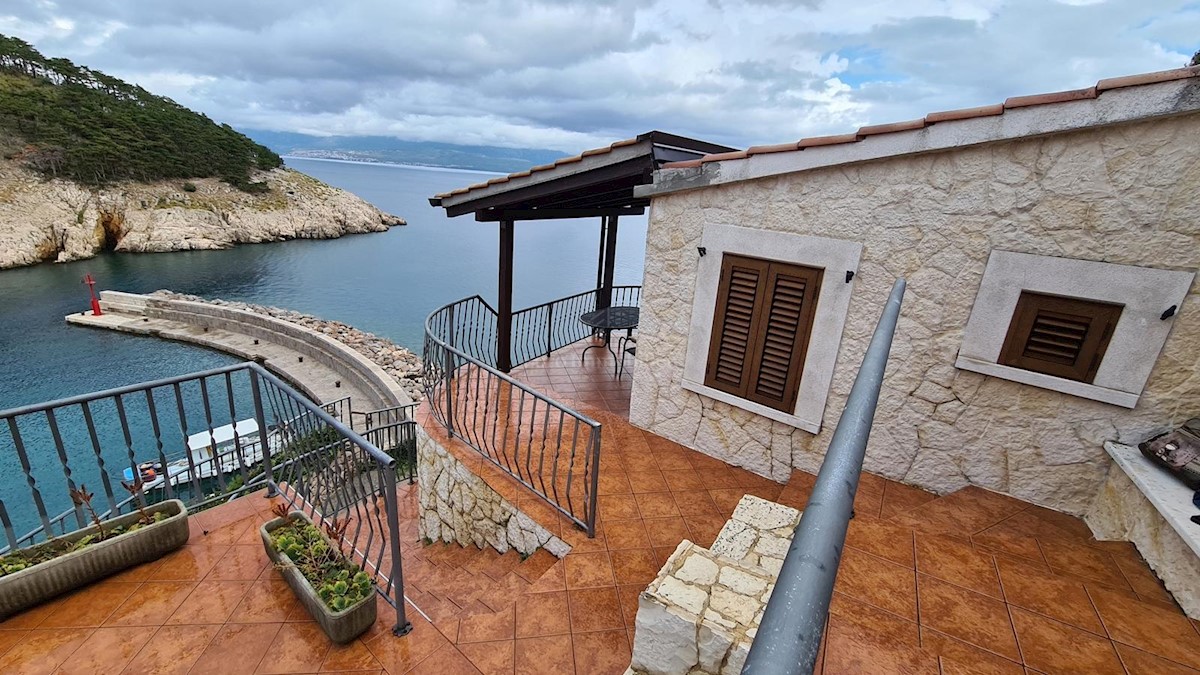 Villa in pietra su scogliera sopra il mare, Vrbnik, isola di Krk