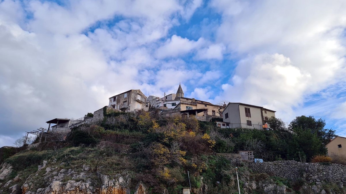 Villa in pietra su scogliera sopra il mare, Vrbnik, isola di Krk