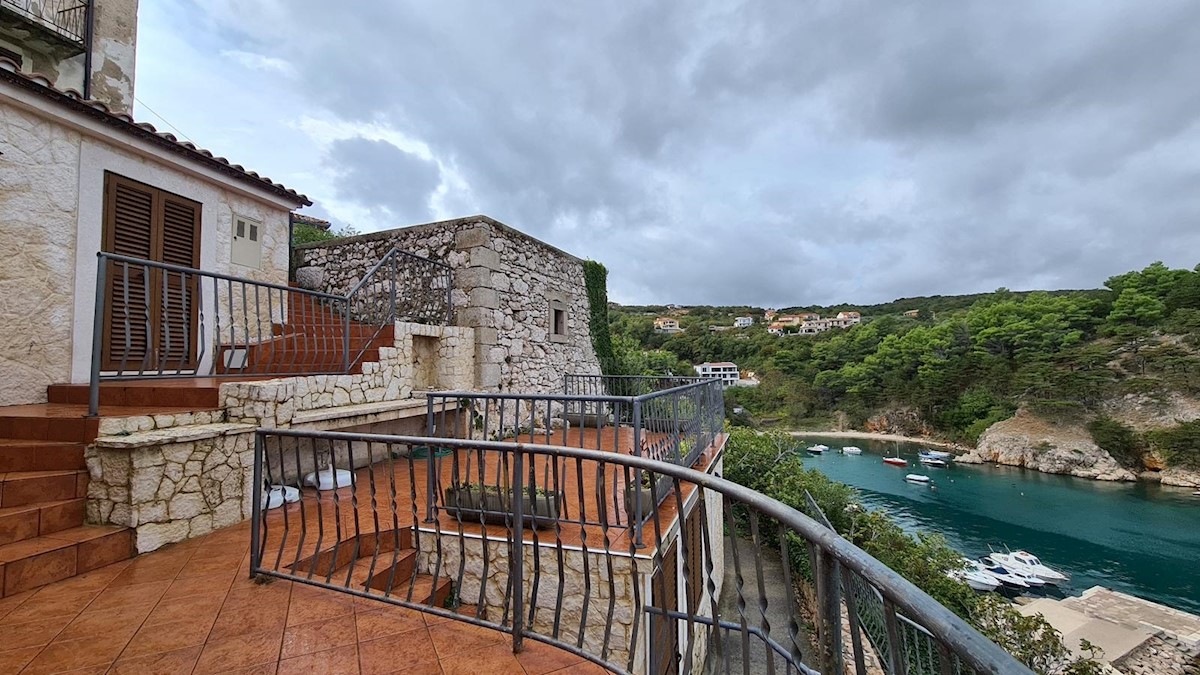 Villa in pietra su scogliera sopra il mare, Vrbnik, isola di Krk