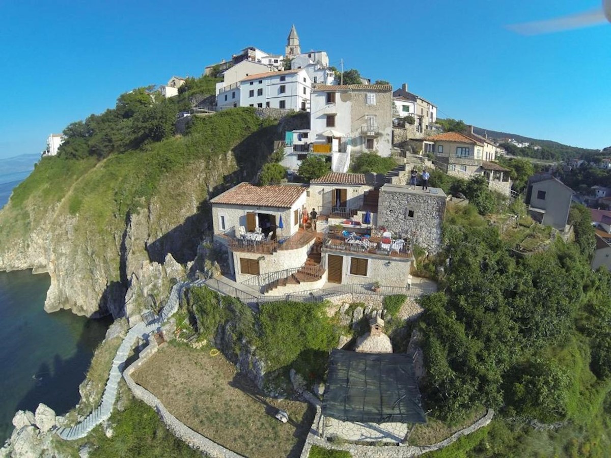 Villa in pietra su scogliera sopra il mare, Vrbnik, isola di Krk