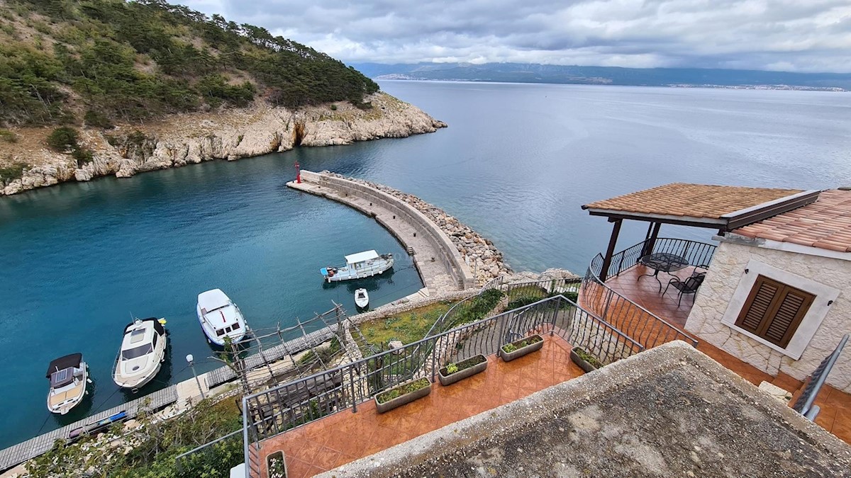 Villa in pietra su scogliera sopra il mare, Vrbnik, isola di Krk