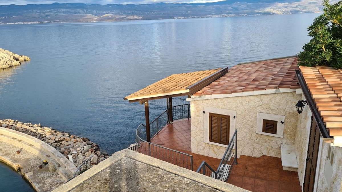 Villa in pietra su scogliera sopra il mare, Vrbnik, isola di Krk