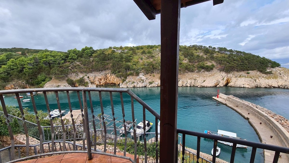 Villa in pietra su scogliera sopra il mare, Vrbnik, isola di Krk