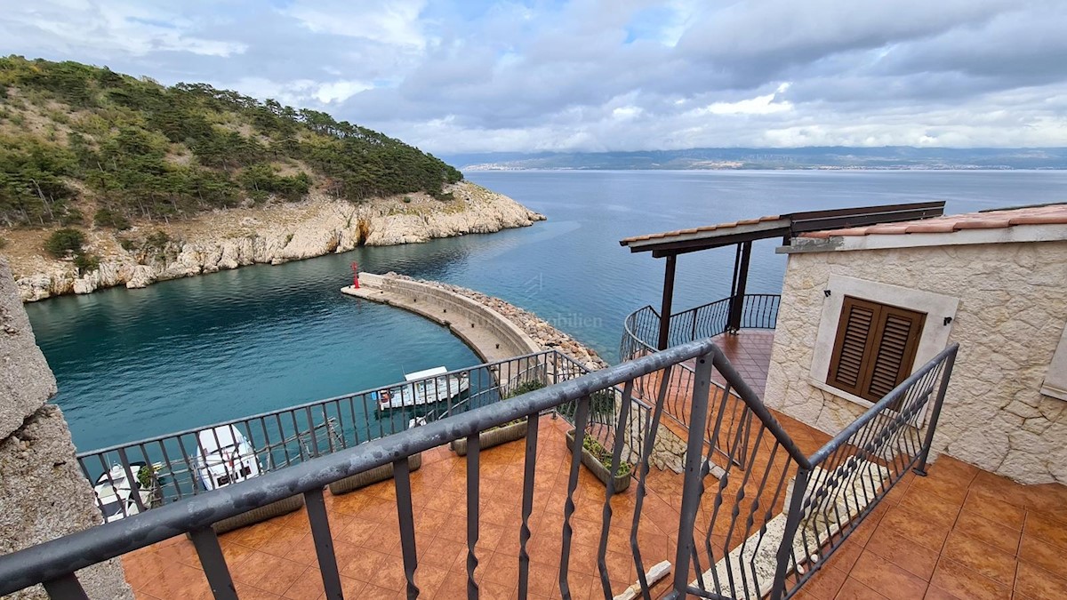 Villa in pietra su scogliera sopra il mare, Vrbnik, isola di Krk