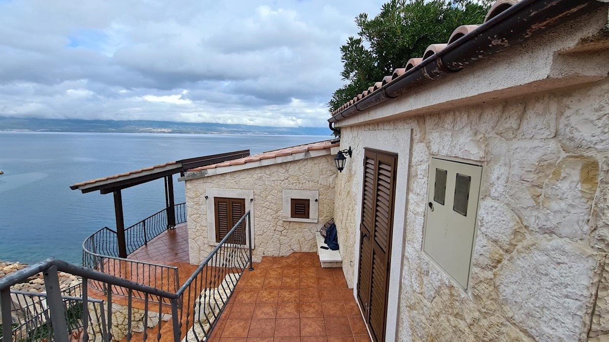 Villa in pietra su scogliera sopra il mare, Vrbnik, isola di Krk