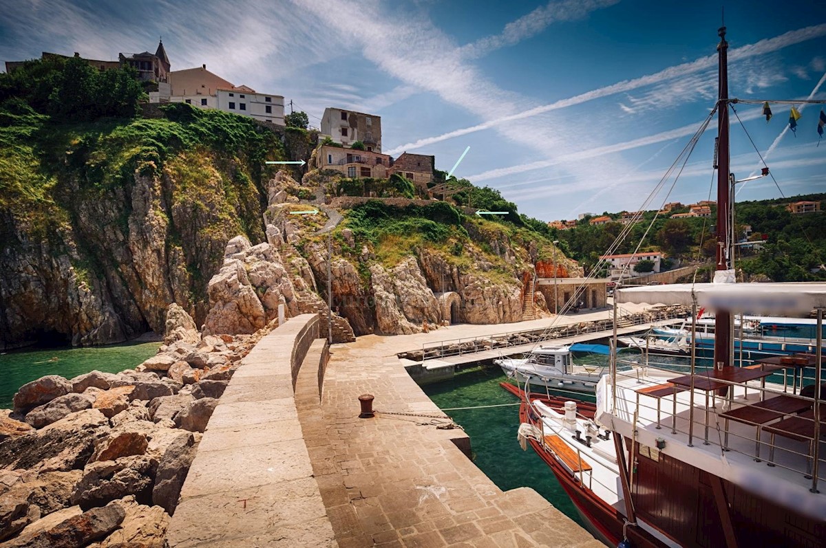 Villa in pietra su scogliera sopra il mare, Vrbnik, isola di Krk