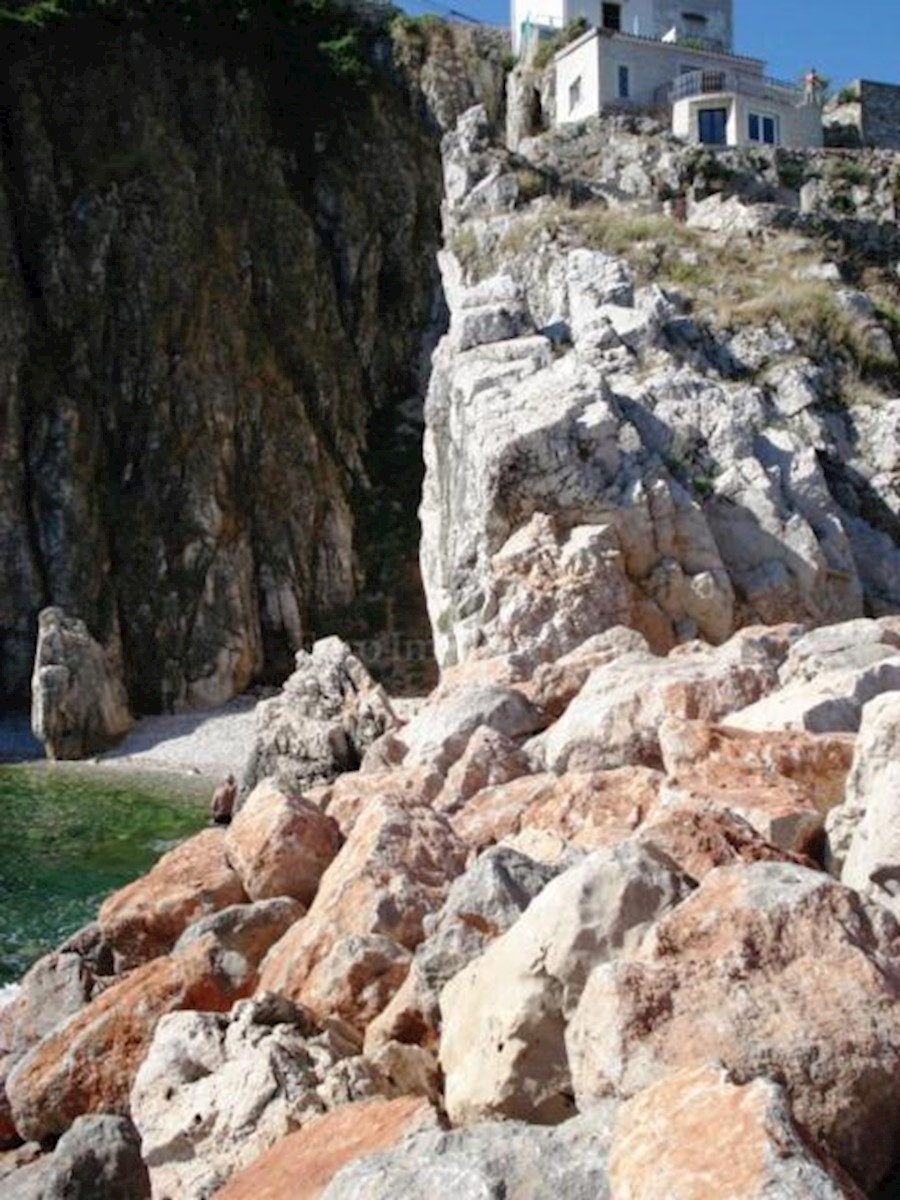 Villa in pietra su scogliera sopra il mare, Vrbnik, isola di Krk