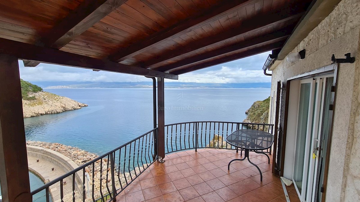 Villa in pietra su scogliera sopra il mare, Vrbnik, isola di Krk