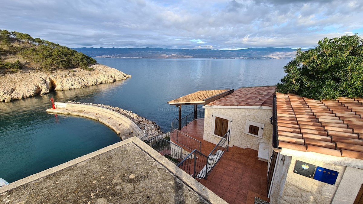 Villa in pietra su scogliera sopra il mare, Vrbnik, isola di Krk