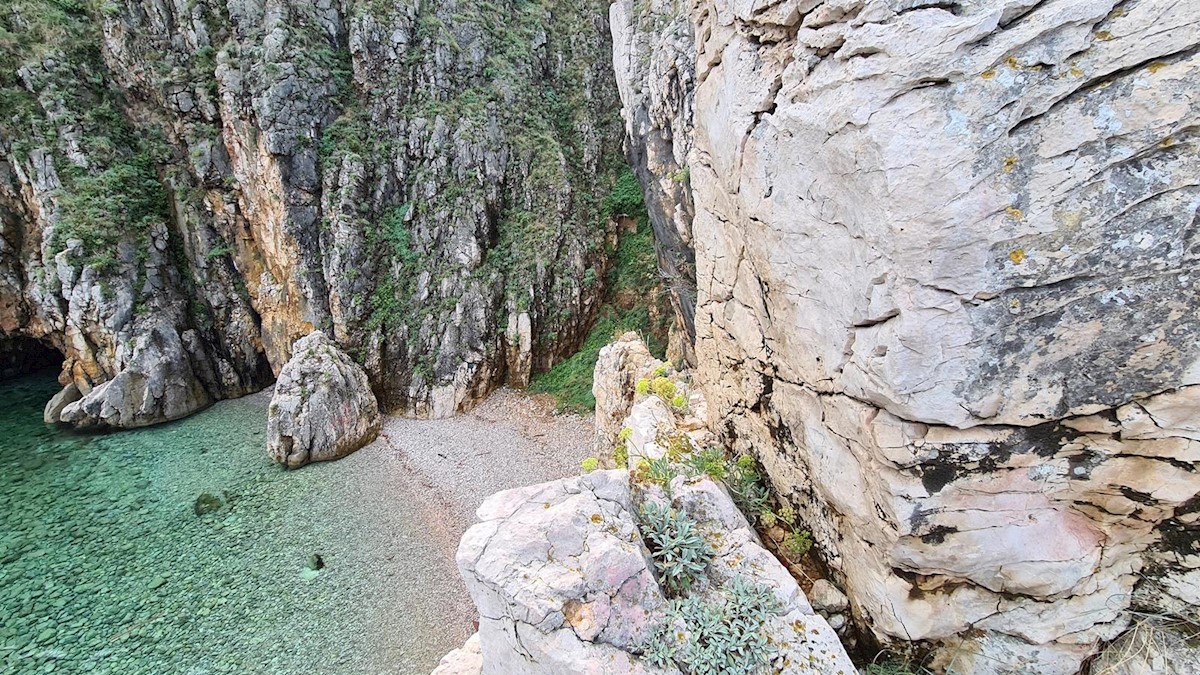 Villa in pietra su scogliera sopra il mare, Vrbnik, isola di Krk