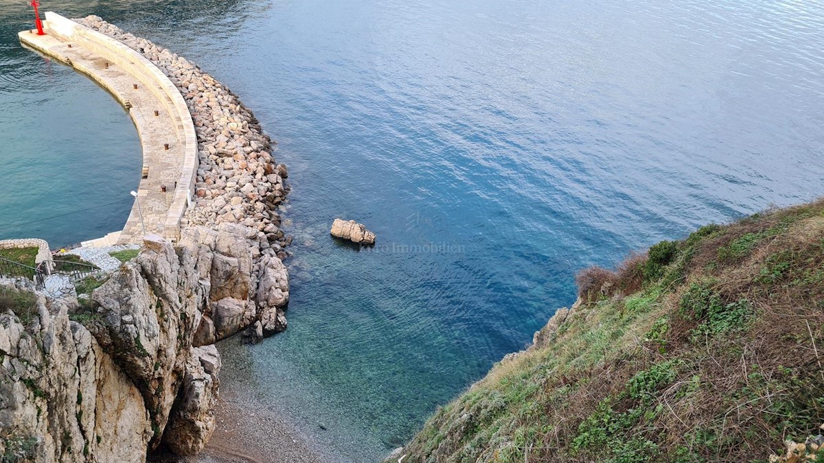 Villa in pietra su scogliera sopra il mare, Vrbnik, isola di Krk