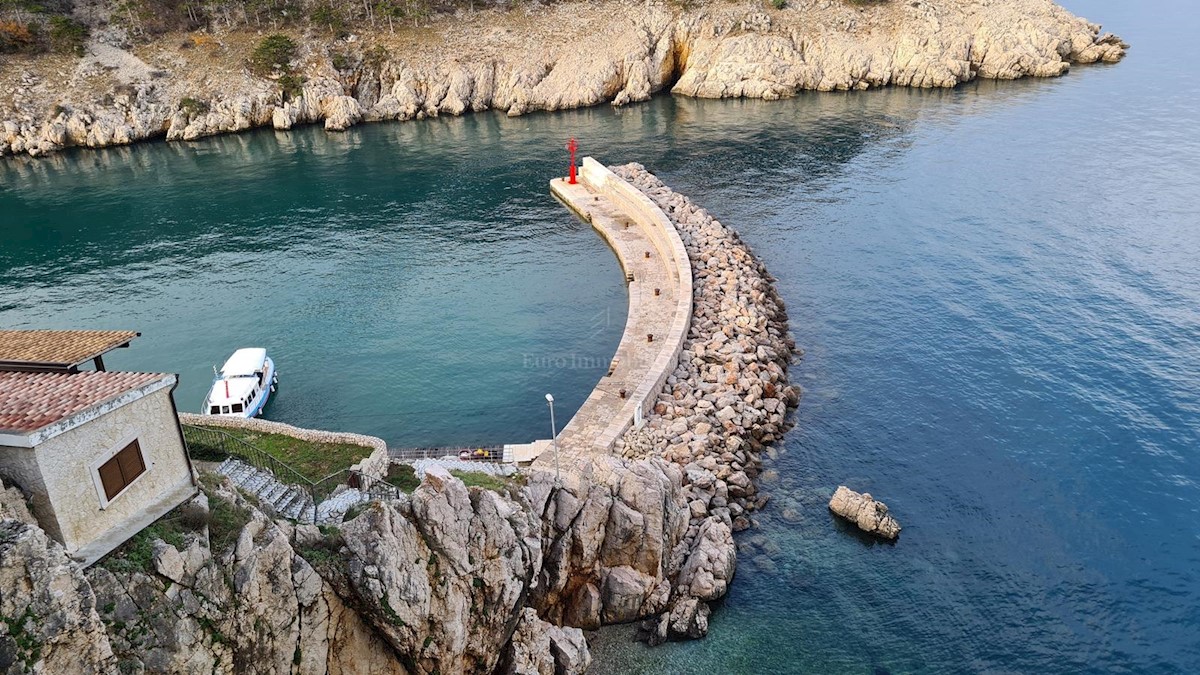 Villa in pietra su scogliera sopra il mare, Vrbnik, isola di Krk