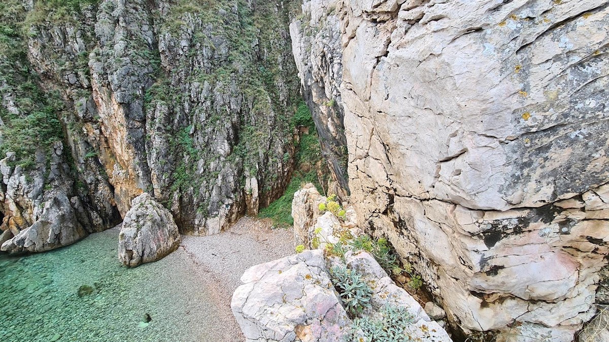 Villa in pietra su scogliera sopra il mare, Vrbnik, isola di Krk