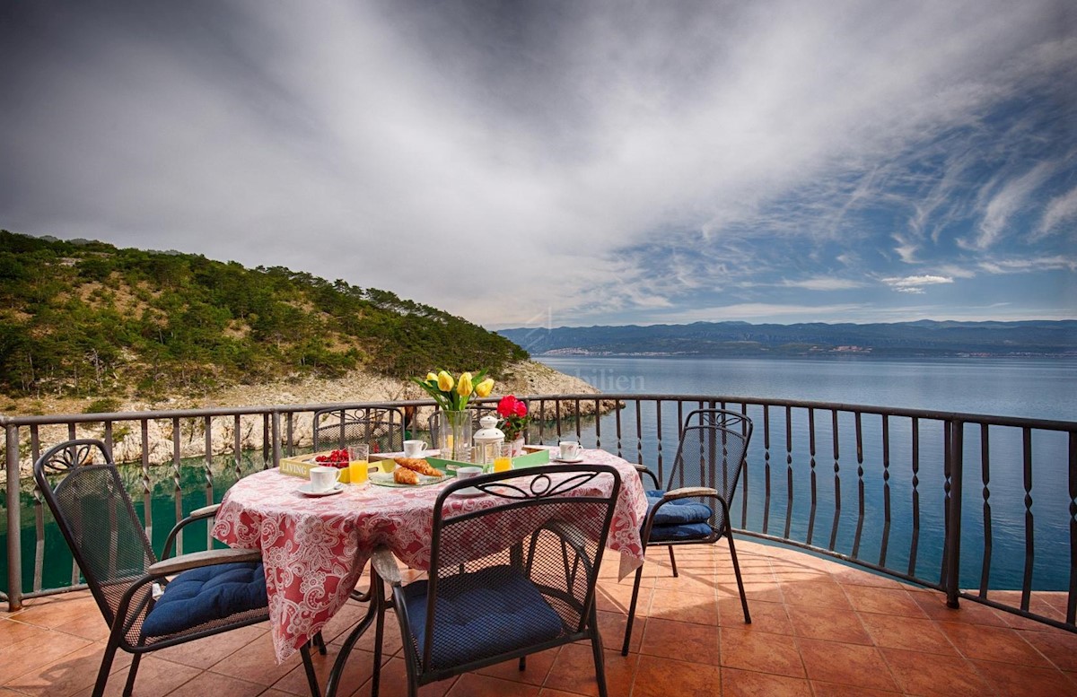 Villa in pietra su scogliera sopra il mare, Vrbnik, isola di Krk