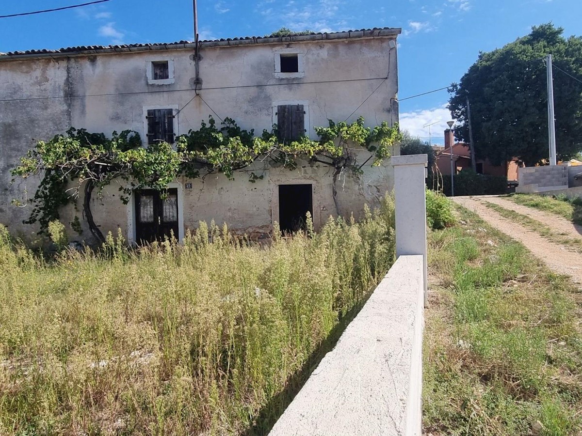 Stone house with building permit for renovation and swimming pool with sea view