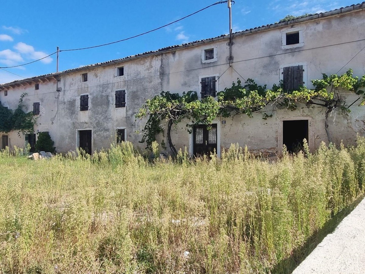 Stone house with building permit for renovation and swimming pool with sea view