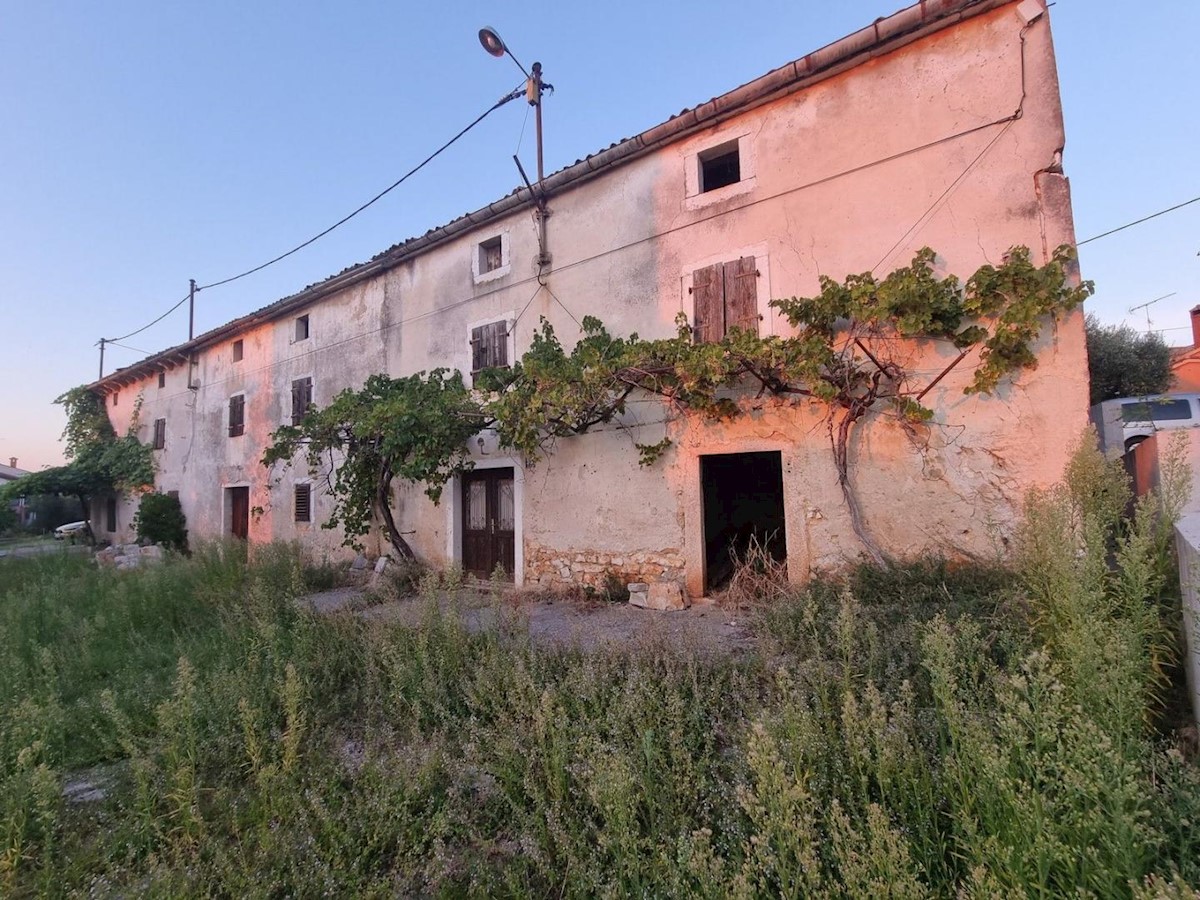 Stone house with building permit for renovation and swimming pool with sea view