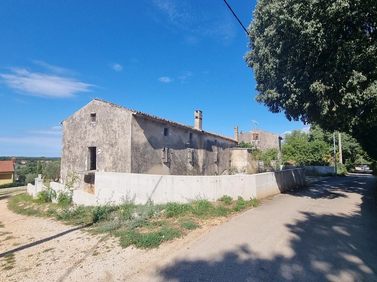 Stone house with building permit for renovation and swimming pool with sea view