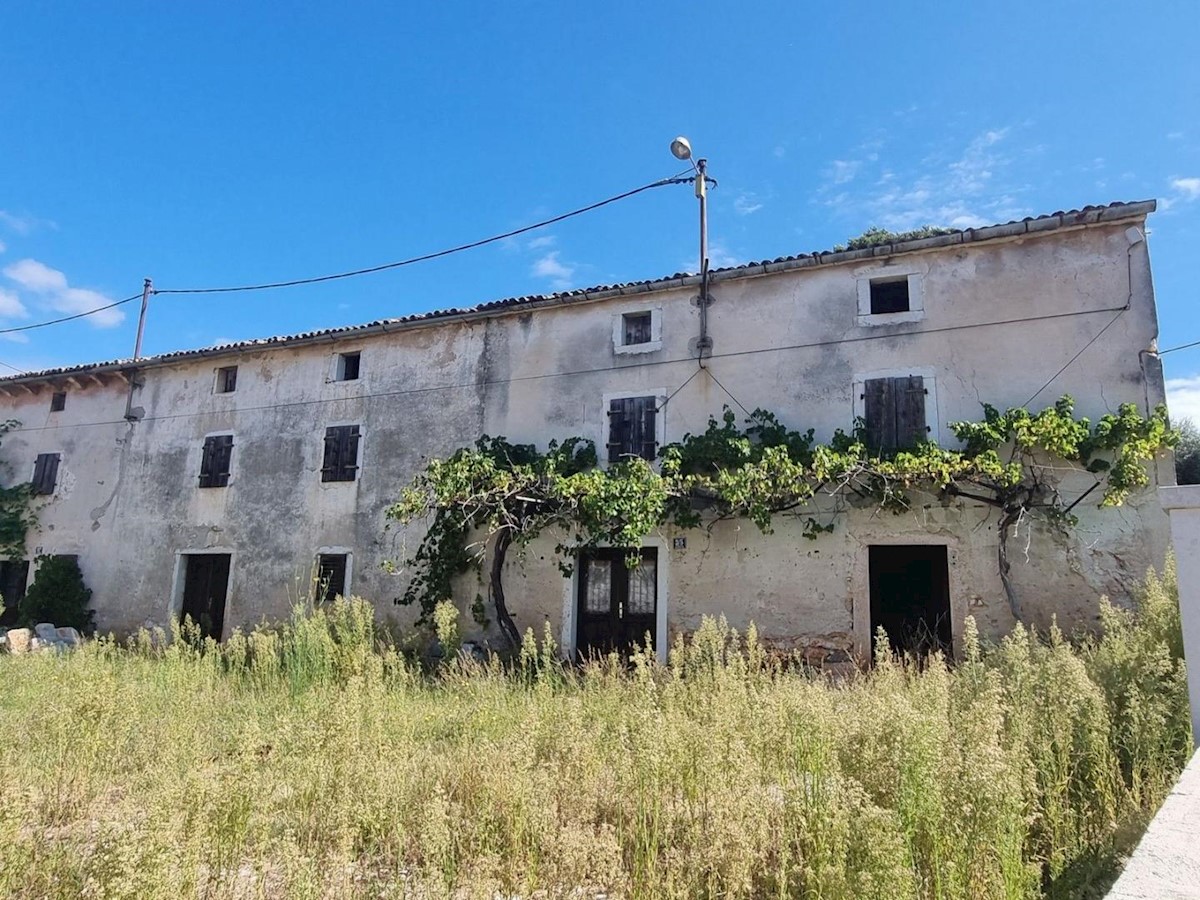 Stone house with building permit for renovation and swimming pool with sea view