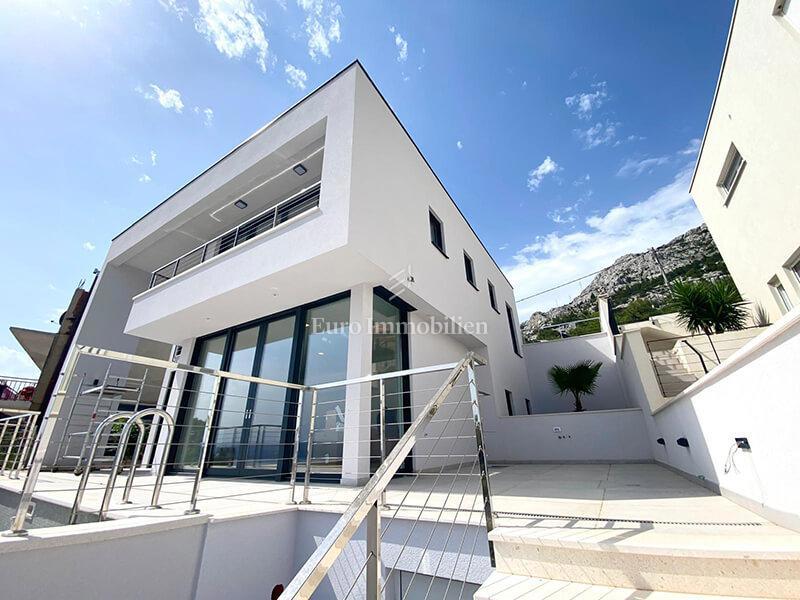 Modern villa with a beautiful view of the sea under construction