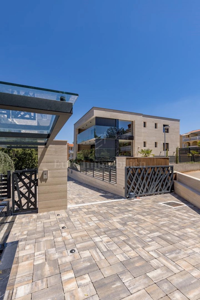 Luxury penthouse with pool and sea view