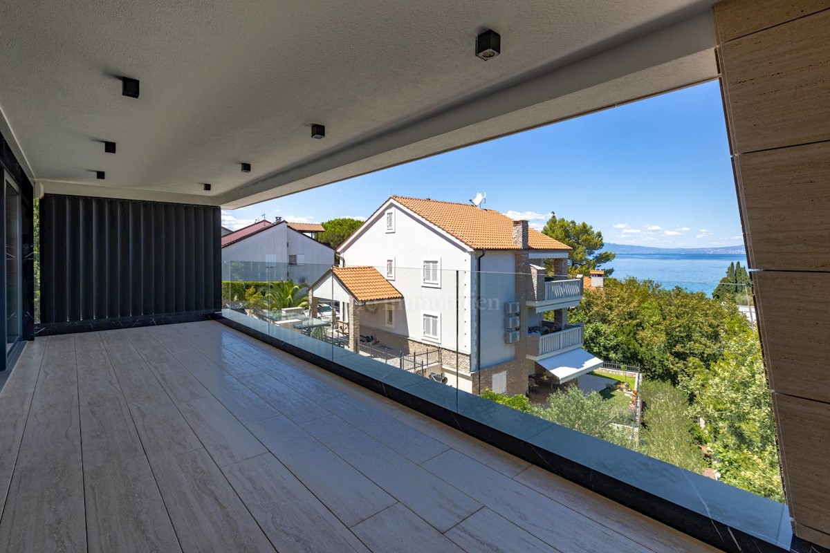 Luxury penthouse with pool and sea view