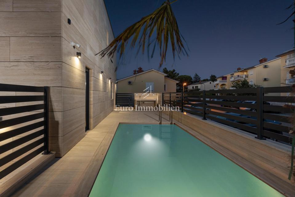 Luxury penthouse with pool and sea view