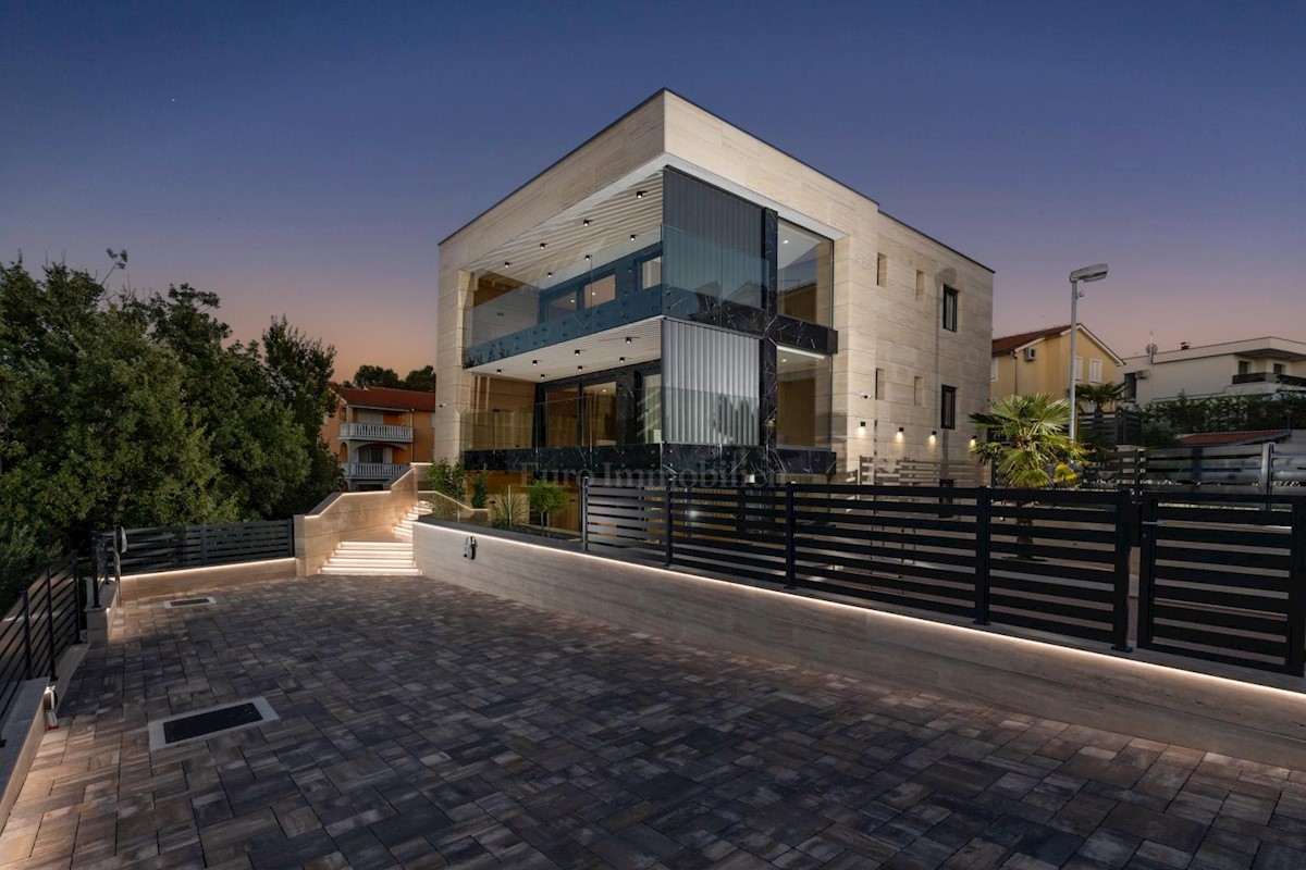 Luxury penthouse with pool and sea view