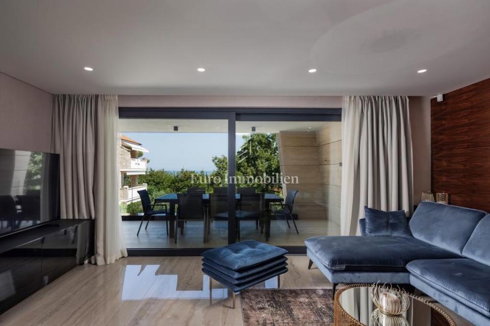 Luxury penthouse with pool and sea view