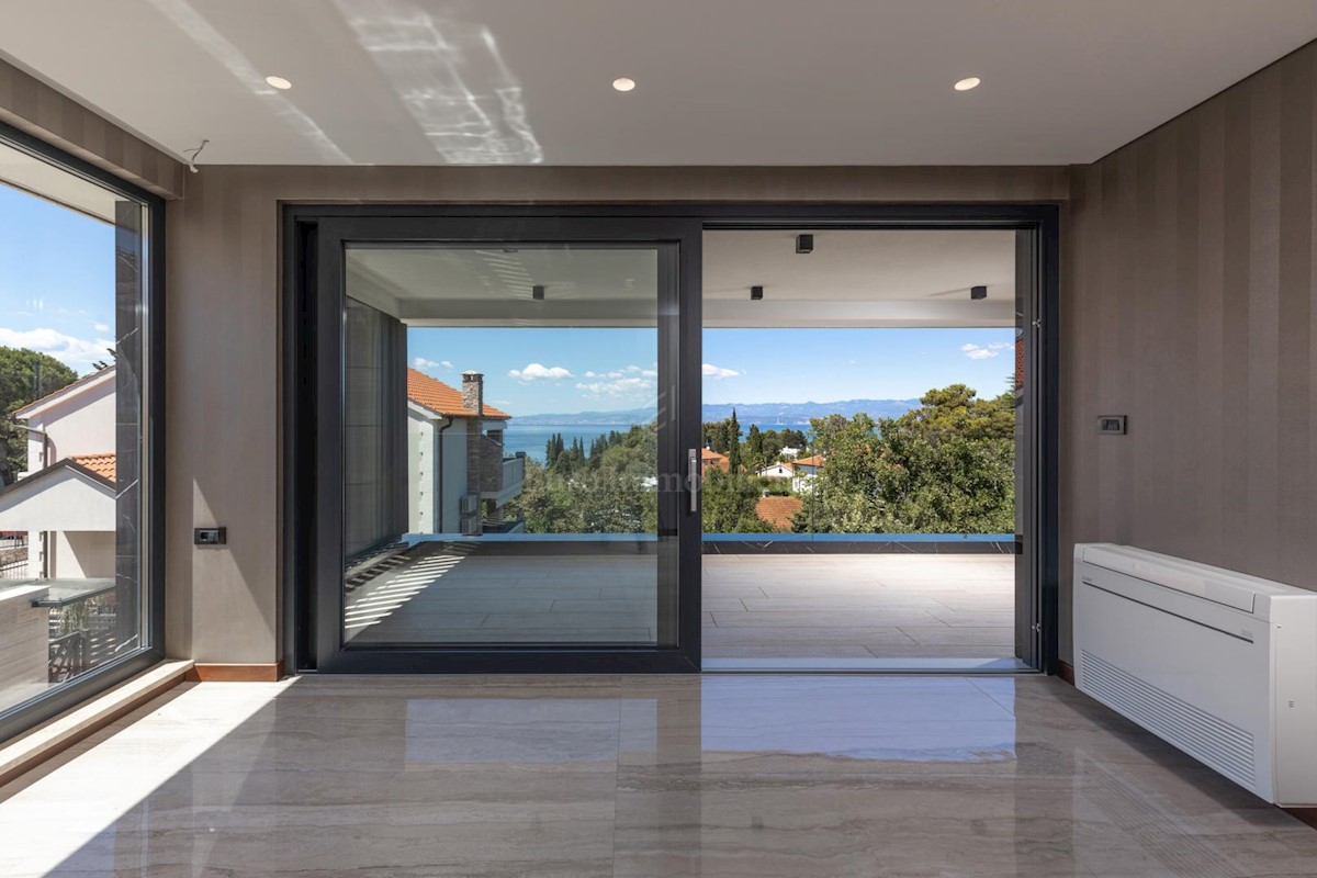 Luxury penthouse with pool and sea view