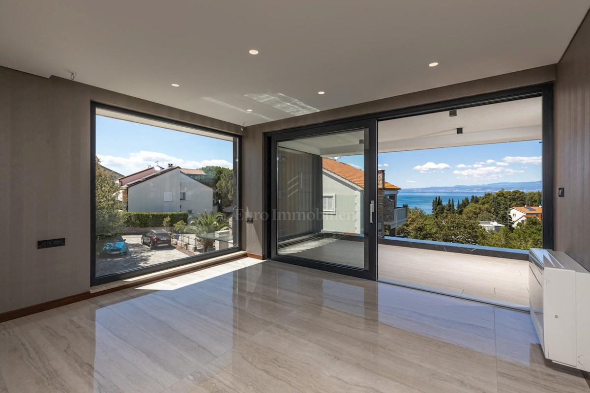 Luxury penthouse with pool and sea view