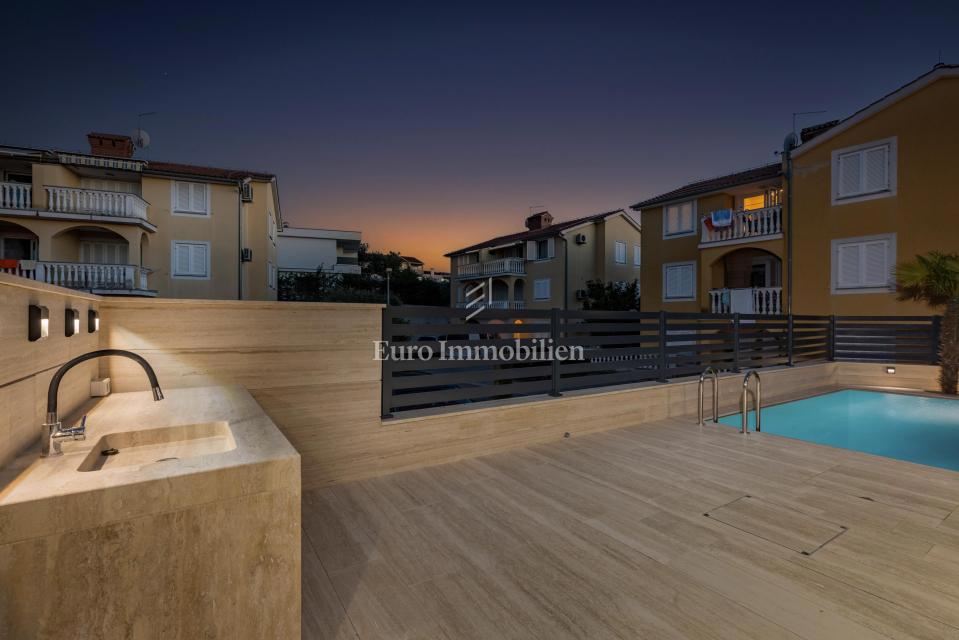Luxury penthouse with pool and sea view