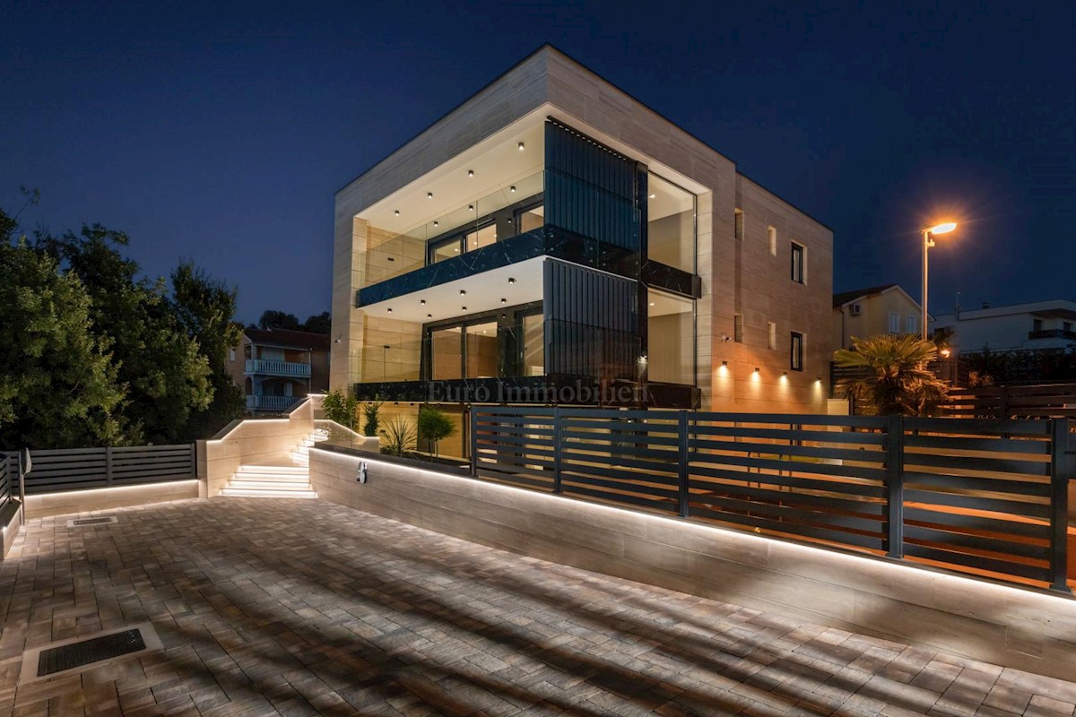 Luxury penthouse with pool and sea view