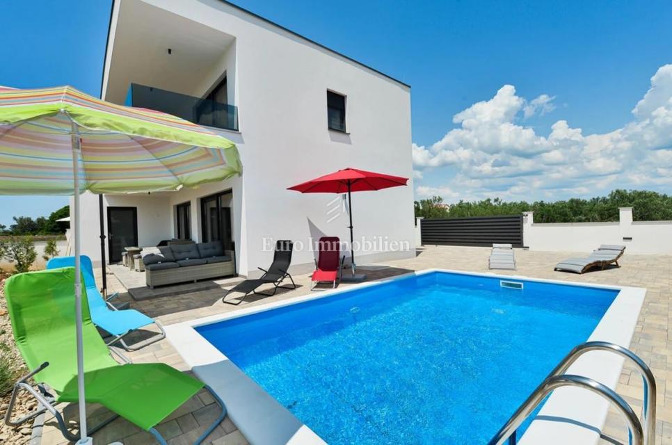 Two-story apartment with pool and sea view