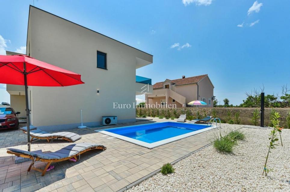 Two-story apartment with pool and sea view