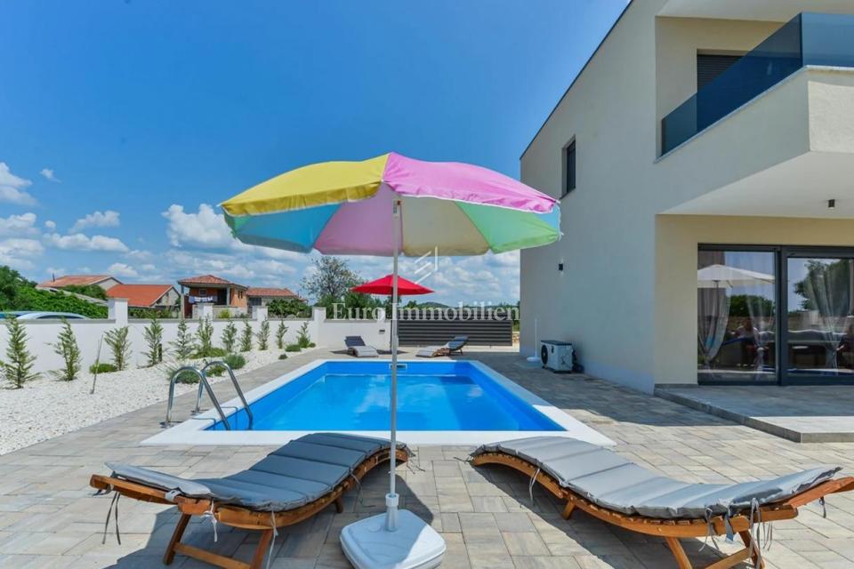 Two-story apartment with pool and sea view