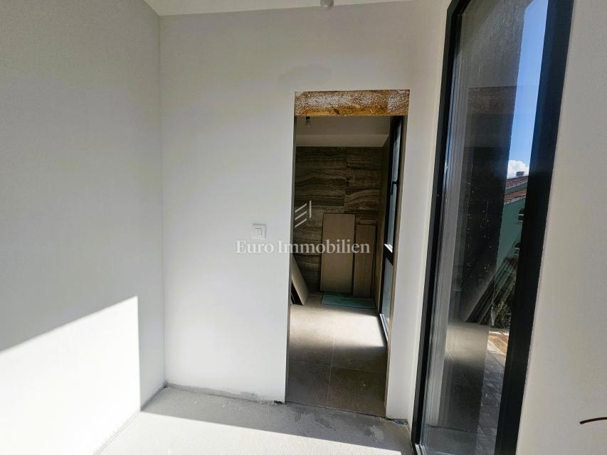 Appartamento di nuova costruzione con ampio giardino - città di Krk