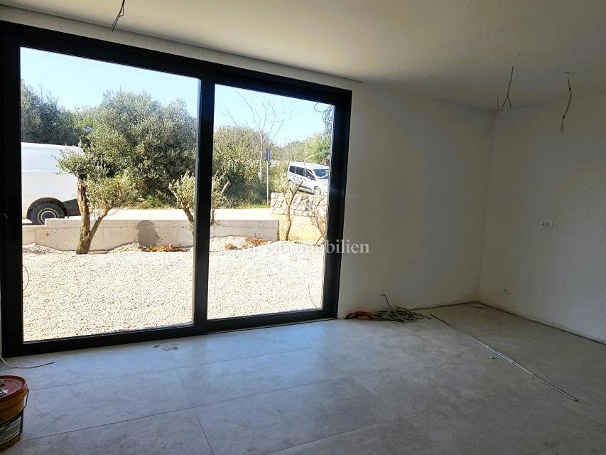 Appartamento di nuova costruzione con ampio giardino - città di Krk