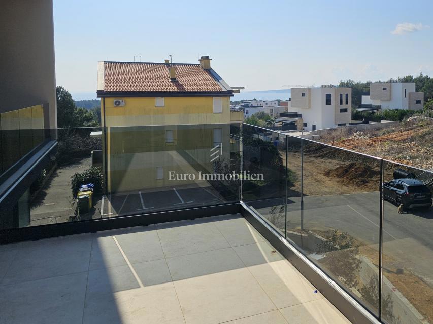 Appartamento di nuova costruzione con ampio giardino - città di Krk