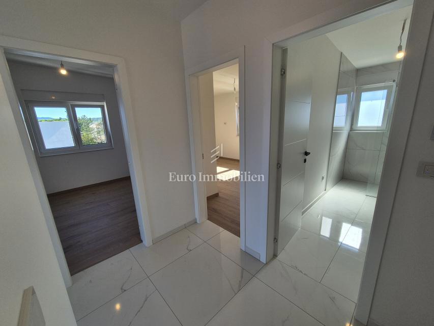 Malinska, nuovo spazioso appartamento con giardino