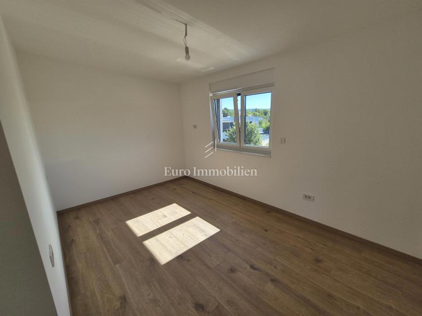 Malinska, nuovo spazioso appartamento con giardino