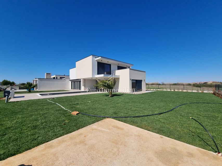 Una villa moderna con una grande piscina vicino a Verteneglio