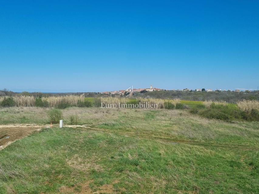 Una villa moderna con una grande piscina vicino a Verteneglio