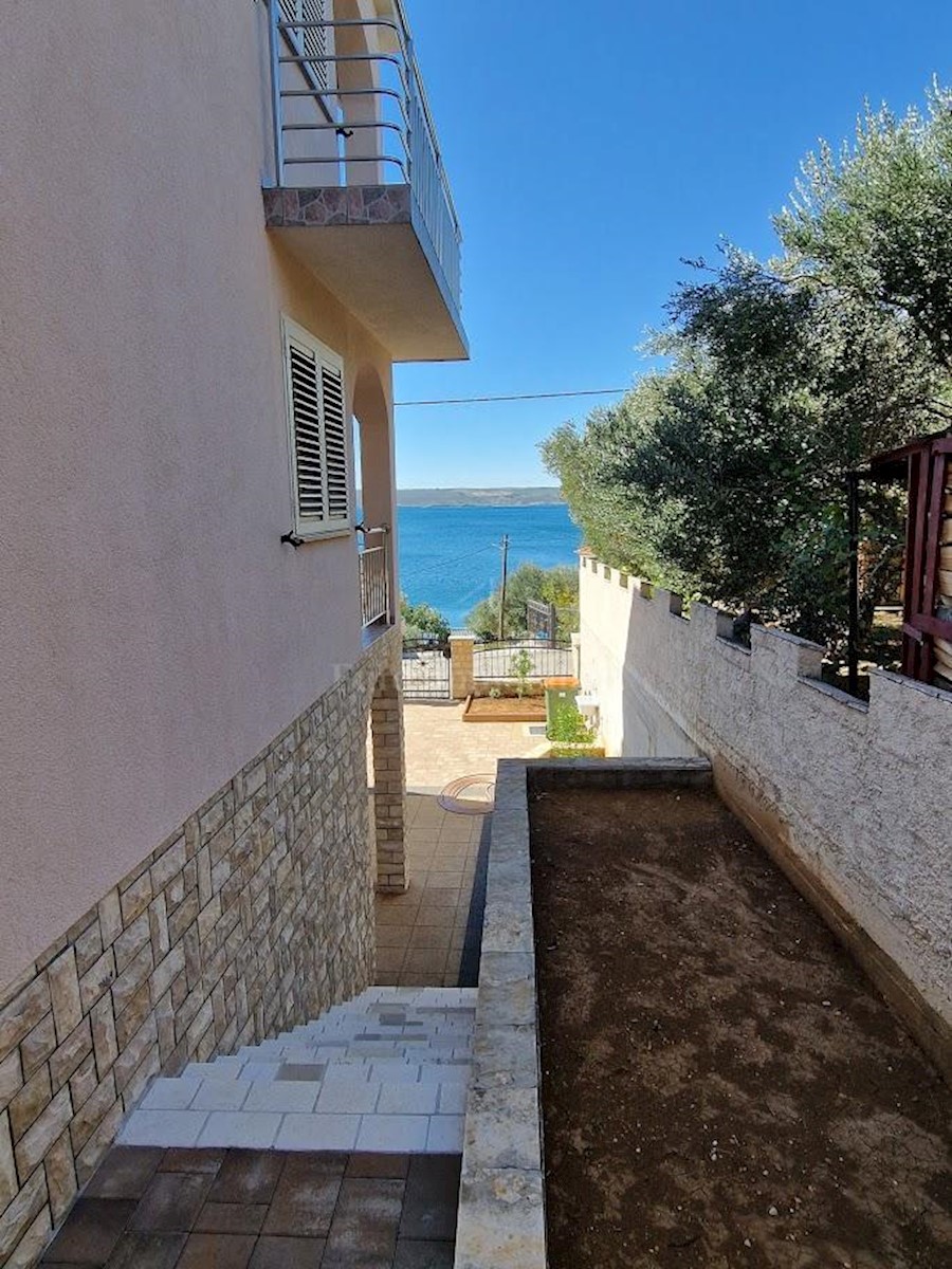 Detached house with two apartments near the sea