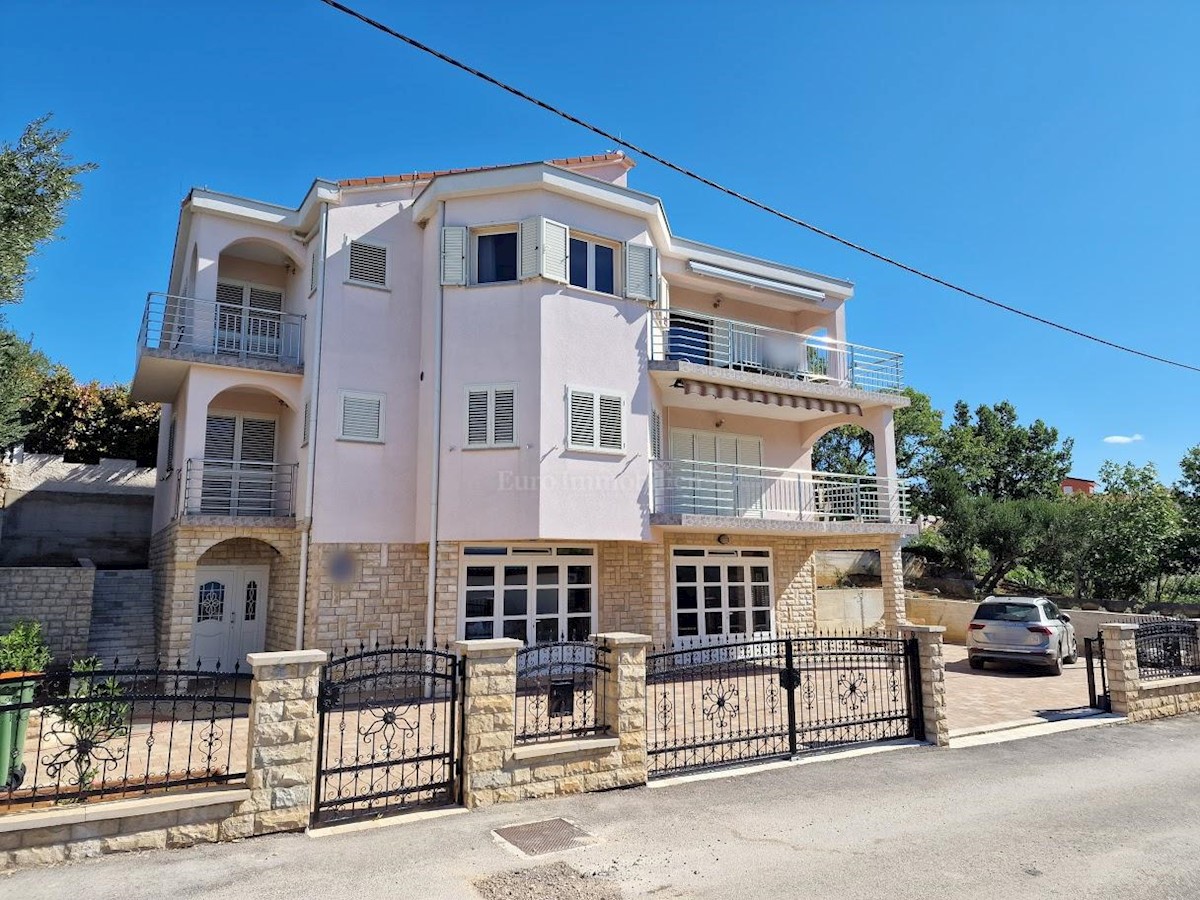 Detached house with two apartments near the sea